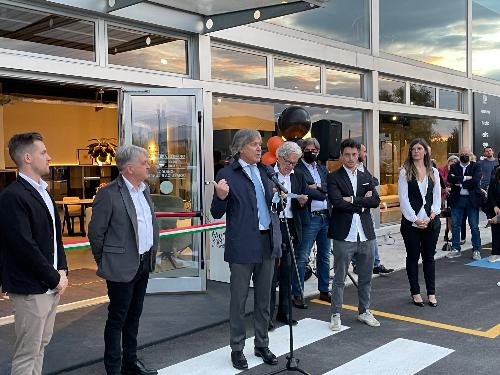 L'assessore alle Attività produttive, Sergio Emidio Bini, assieme alla famiglia Barzan