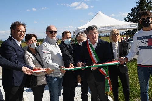 Il taglio del nastro, con il vicegovernatore del Friuli Venezia Giulia, Riccardo Riccardi, del nuovo poliambulatorio a Lauzacco.