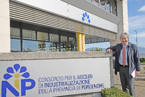 L'assessore regionale alle Attività produttive e turismo, Sergio Emidio Bini, nella sede del Consorzio per il nucleo di industrializzazione della provincia di Pordenone (Nip) - Maniago, 13 ottobre 2021