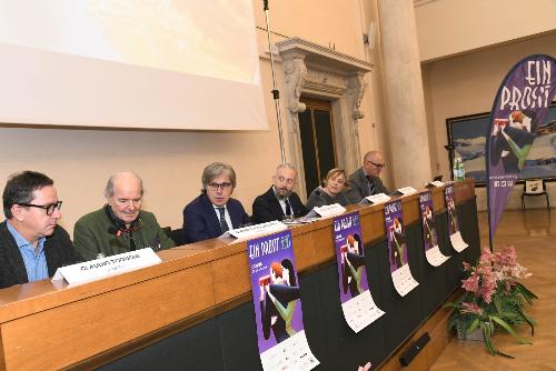 L'assessore regionale alle Attività prouttive e al Turismo Sergio Emidio Bini (al centro) alla presentazione di Ein Prosit a Udine