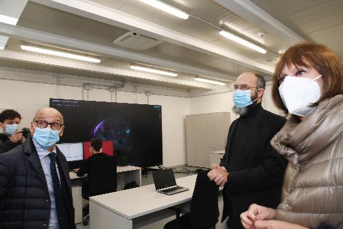 L'assessore regionale all'Università e ricerca, Alessia Rosolen, durante la visita compiuta assieme al rettore Roberto Pinton all'UniUd Lab Village.