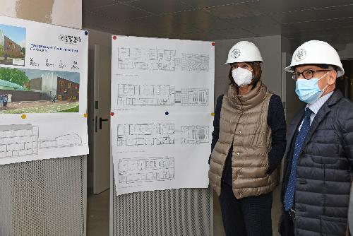 L'assessore regionale all'Università e ricerca, Alessia Rosolen, durante la visita compiuta assieme al rettore Roberto Pinton alle strutture in corso di ultimazione da parte dell'Università degli Studi di Udine.