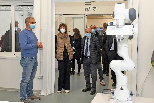 L'assessore regionale all'Università e ricerca, Alessia Rosolen, durante la visita compiuta assieme al rettore Roberto Pinton all'UniUd Lab Village.