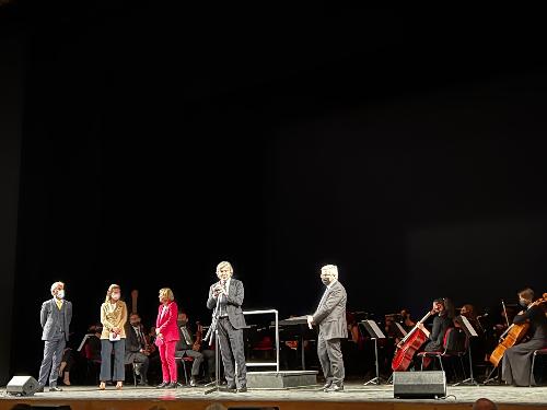 L'assessore regionale alle Attività produttive Sergio Emidio Bini alla serata di inaugurazione al Teatro Nuovo di Udine della mostra "La forma del'infinito"