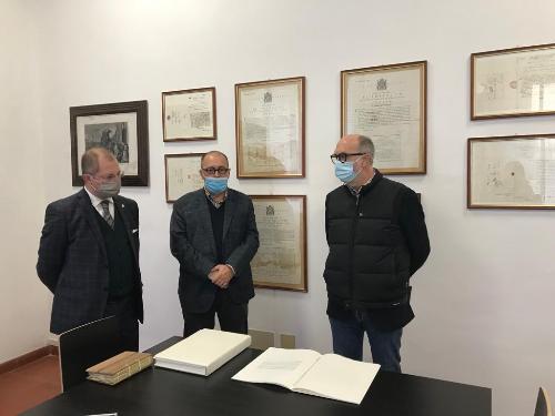 Il vicegovernatore della Regione, Riccardo Riccardi, alla consegna di una delle 13 copie del "Dante Guarneriano dal presidente Roberto Giurano al sindaco di San Daniele del Friuli Pietro Valent. 