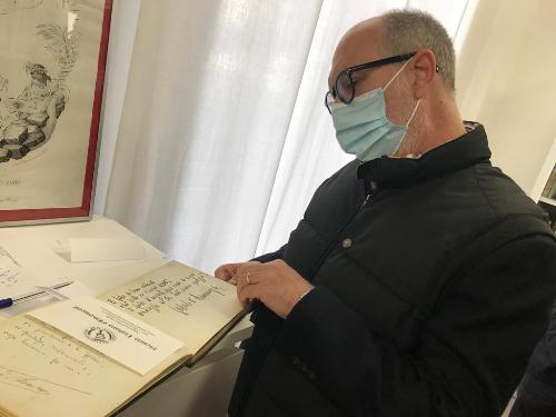 Il vicegovernatore del Friuli Venezia Giulia con delega alla Salute, Riccardo Riccardi, in visita all'associazione Scriptorium Foroiuliense scuola italiana amanuensi.