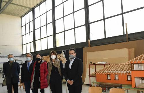 L'assessore Rosolen, seconda da destra, all'inaugurazione delle cinque nuove aule dell'Isis Fermo Solari di Tolmezzo