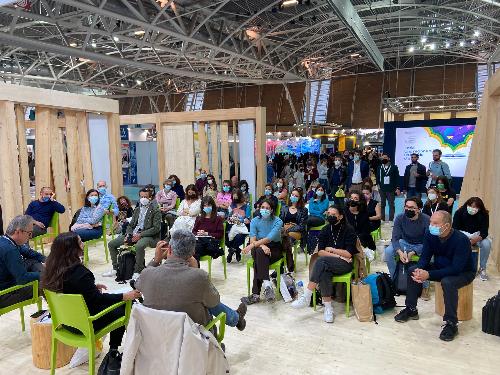 Il pubblico presente ad uno degli eventi dedicati alla  poesia, ospitati nello stand del Friuli Venezia Giulia al Salone del libro di Torino