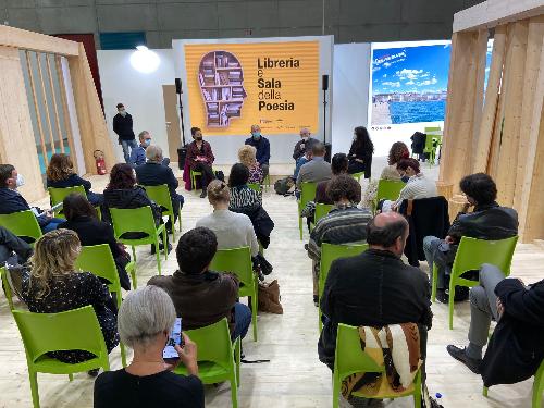 Il pubblico presente ad uno degli eventi dedicati alla  poesia, ospitati nello stand del Friuli Venezia Giulia al Salone del libro di Torino
