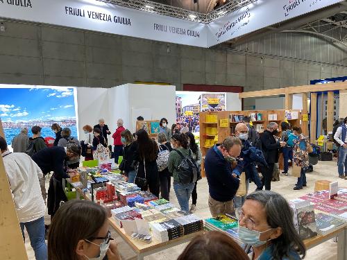 Il pubblico allo stand del Friuli Venezia Giulia allestito in occasione del Salone del libro di Torino
