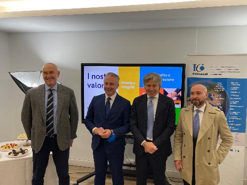 L'assessore regionale alle Attività produttive, Sergio Emidio Bini, allì'inaugurazione della nuova sede della IC&Partners SPA: alla sua destra il presidente del Gruppo, Roberto Corciulo