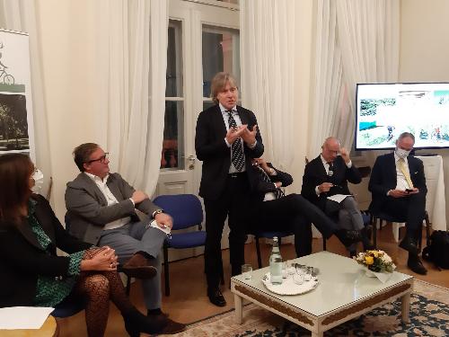 L'assessore regionale alle Attività produttive e turismo Sergio Emidio Bini interviene all'incontro organizzato a Villa Locatelli  sul tema "Patto del Collio e progettualità condivisa tra i 10 Comuni" - Cormons, 21 ottobre 2021.