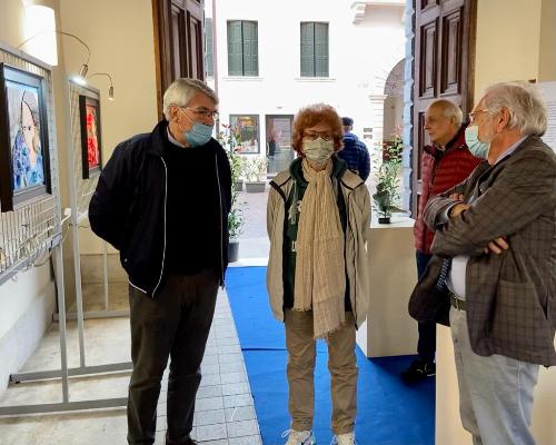 L'assessore regionale alla Cultura Tiziana Gibelli con il presidente dell'assiciazione Panoarama Giovanni Furlan (a sinistra) e il direttore della Fondazione Bambini e autismo Davide Del Duca (a destra) 