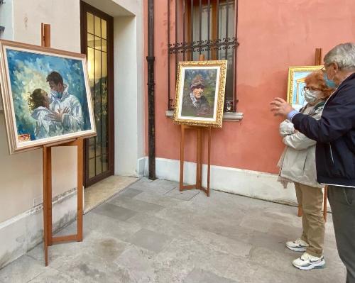 L'assessore regionale alla Cultura Tiziana Gibelli durante la visita alla mostra allestita nel cortile di palazzo Pera a Pordenone
