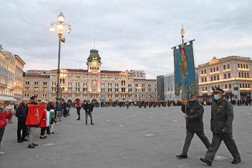 Il gonfalone della Regione Friuli Venezia Giulia alla cerimonia di ammainabandiera solenne in piazza dell'Unità d'Italia a Trieste