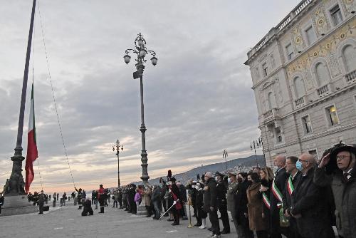 L'assessore regionale al Patrimonio Sebastiano Callari (secondo da destra nella foto) alla cerimonia di ammainabanidera solenne nel 67esimo del ricongiugimento di Trieste all'Italia