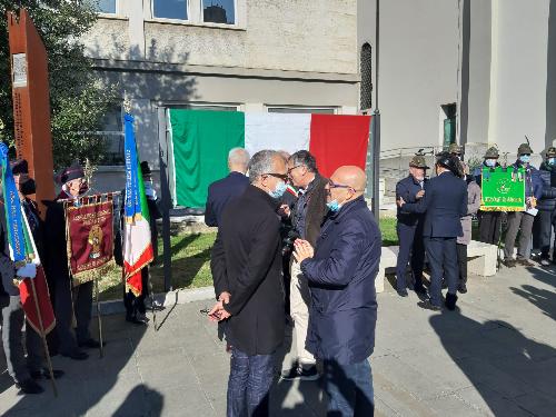 L'assessore regionale al Patrimonio Sebastiano Callari (a destra nella foto) con il presidente del Consiglio regionale Piero Mauro Zanin davanti al pannello rievocativo del Milite Ignoto ancora coperto dal Tricolore prima della scopertura