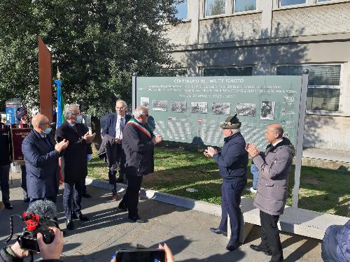 La scopertura del pannello rievocativo della traslazione delle salme del Milite Ignoto in piazza Vittoria a Gorizia
