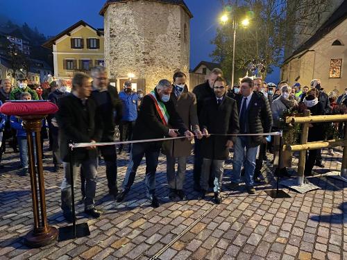 Il governatore del Friuli Venezia Giulia Massimiliano Fedriga durante il taglio del nastro della nuova piazza dell'Unità d'Italia a Tarvisio.