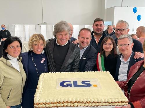 Gli assessori regionali alle Attività produttive, Sergio Emidio Bini, alle Risorse agroalimentari e forestali e alla montagna, Stefano Zannier, e alle Finanze, Barbara Zilli, all'inaugurazione della sede della GLS ad Amaro.