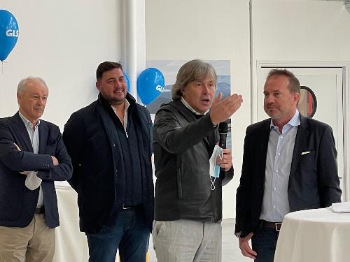 L'intervento dell'assessore regionale alle Attività produttive, Sergio Emidio Bini, con a destra il responsabile di GLS Friuli Venezia Giulia Alessandro Feltrin 