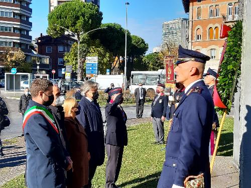 Una fase della cerimonia in ricordo delle vittime della Polizia di Stato svoltasi oggi a Udine alla quale ha partecipato l'assessore regionale alle Attività produttive Sergio Emidio Bini