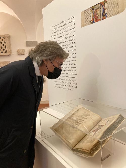 L'assessore regionale alle Attività produttive e turismo Sergio Emidio Bini visita la mostra allestita nel museo archeologico nazionale della città ducale dedicata ai Codici friulani della Divina Commedia - Cividale del Friuli, 2 novembre 2021