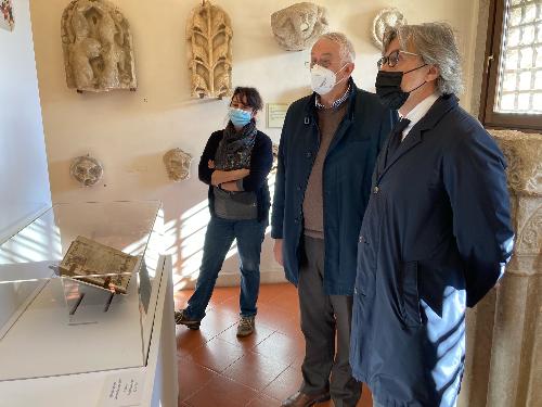 L'assessore regionale alle Attività produttive e turismo Sergio Emidio Bini con il presidente della Fondazione Oldino Cernoia e la direttrice del museo archeologico nazionale Angela Borzacconi - Cividale del Friuli, 2 novembre 2021