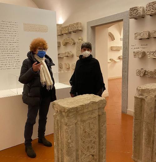 L'assessore regionale alla Cultura Tiziana Gibelli durante la visita alla mostra "Tutte quelle vive luci. Codici miniati della Commedia".