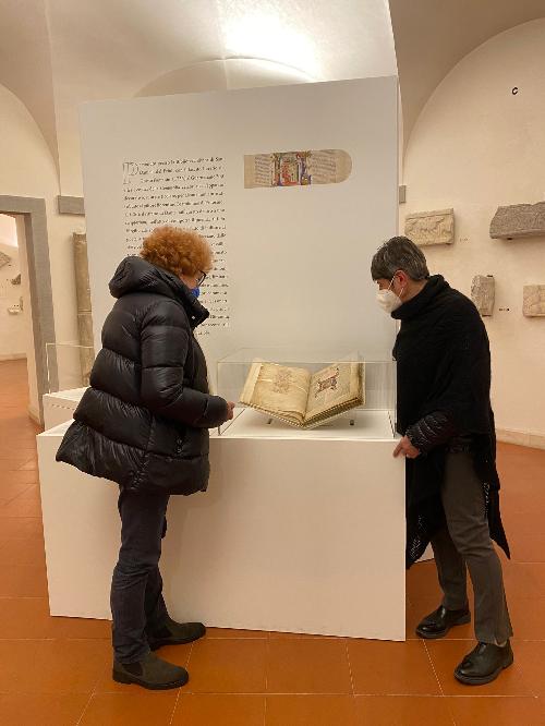 L'assessore regionale alla Cultura Tiziana Gibelli durante la visita alla mostra "Tutte quelle vive luci. Codici miniati della Commedia".