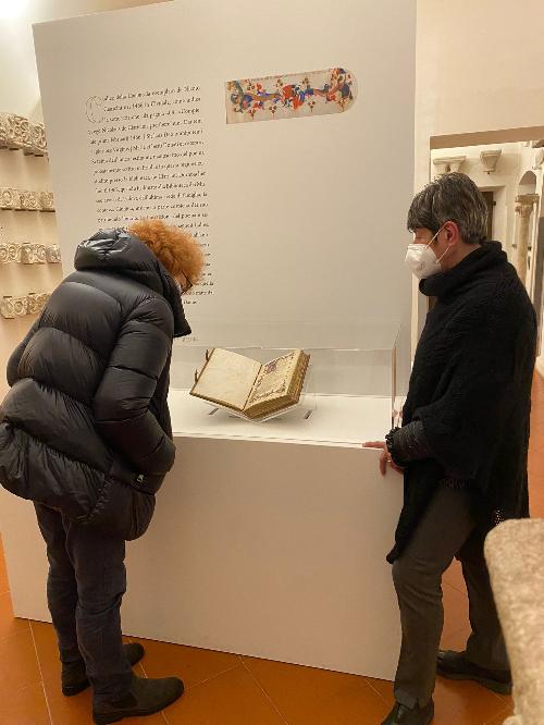 L'assessore regionale alla Cultura Tiziana Gibelli durante la visita alla mostra "Tutte quelle vive luci. Codici miniati della Commedia".