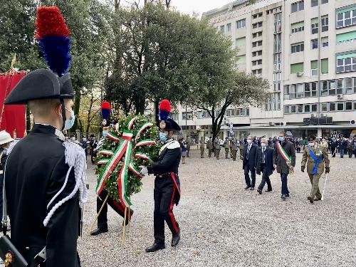 La deposizione della corona d'alloro nei pressi del  monumento ai Caduti per la Patria in piazzale Ellero a Pordenone 