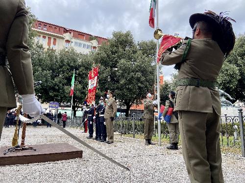 Il picchetto d'onore durante l'alzabandiera in piazzale Ellero a Pordenone in occasione della cerimonia del 4 novembre