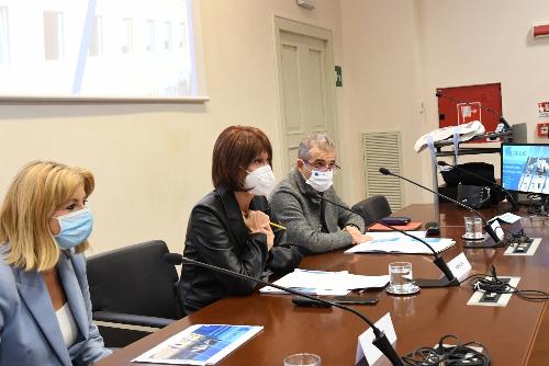 L'assessore regionale Alessia Rosolen in Sala Predonzani a Trieste tra il direttore di servizio Ardis Patrizia Pavatti e il direttore dell'Agenzia regionale per il diritto allo studio Fvg Pierpaolo Olla