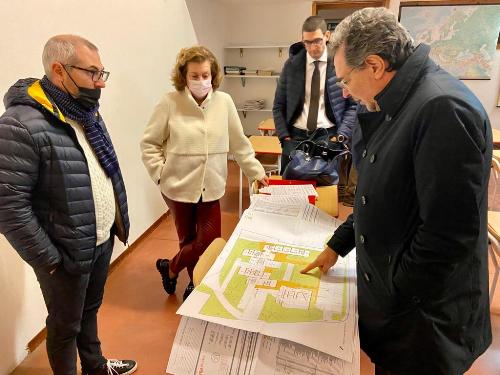 Il sopralluogo al plesso di Meduno della scuola elementare e media dell'assessore regionale alle Infrastrutture Graziano Pizzimenti insieme al sindaco Marina Crovatto