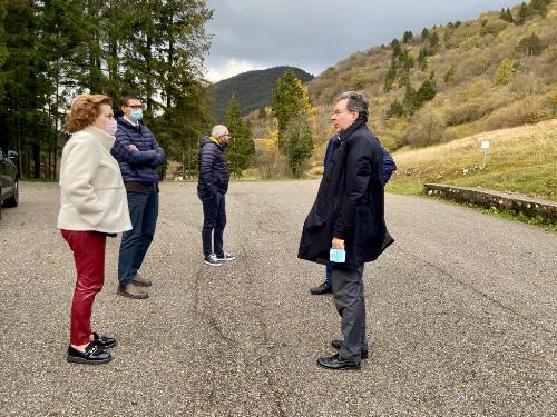 Una fase del soprallugo alla viabiltà locale che porta verso Valinis compiuta dall'assessore regionale alle Infrastrutture Graziano Pizzimenti con il sindaco di Meduno Marina Crovatto