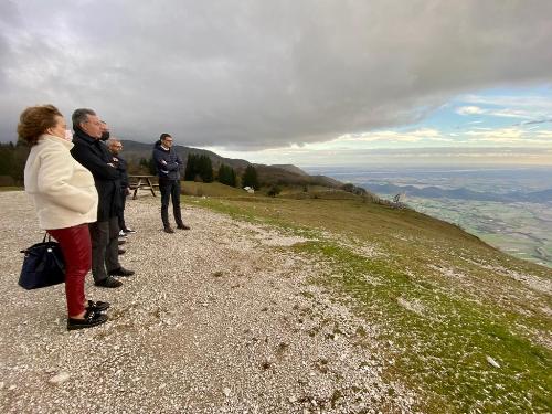 La zona di lancio dei parapendii a Valinis visionata dall'assessore regionale alle Infrastrutture Graziano Pizzimenti insieme al sindaco di Meduno Marina Crovatto