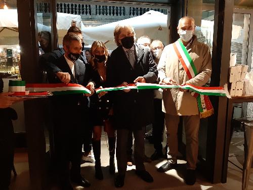 L'assessore regionale alle Attività produttive Sergio Emidio Bini durante l'inaugurazione del locale King Pub