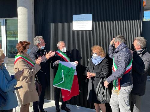 Lo scoprimento della targa nei pressi dell'autostazione dedicata a Attilio Collavini