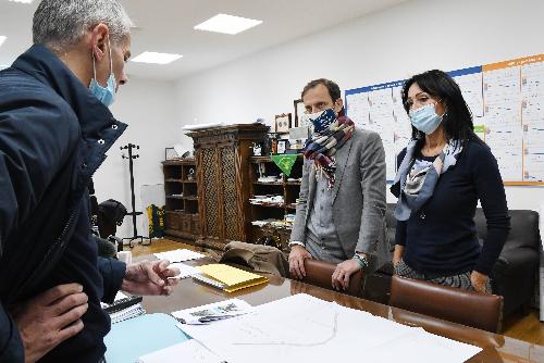 Il governatore del Friuli Venezia Giulia Massimiliano Fedriga durante l'incontro con il sindaco di Monfalcone Anna Maria Cisint.