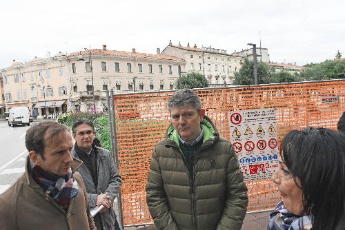 Il governatore del Friuli Venezia Giulia Massimiliano Fedriga durante il sopralluogo effettuato assieme al sindaco di Monfalcone Anna Maria Cisint al cantiere per la riqualificazione e la messa in sicurezza della Roggia San Giusto.