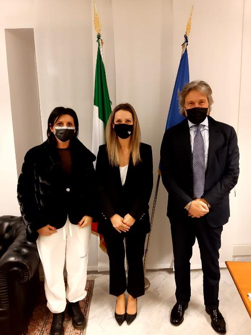 L'assessore regionale alle Attività produttive, Sergio Emidio Bini, a Roma, con i sottosegretari Vannia Gava, a sinistra, e Valentina Vezzali, a destra.