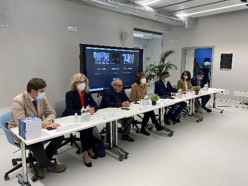 L'assessore regionale al Lavoro, Formazione, Istruzione, Ricerca, Università e Famiglia Alessia Rosolen durante la presentazione del progetto Futurelab, svoltasi all'interno del centro di formazione esperienziale Lef di San Vito al Tagliamento, alla quale hanno partecipato anche il presidente di Confindustria Alto Adriatico, Michelangelo Agrusti e il direttore dell'Ufficio scolastico regionale Daniele Beltrame.