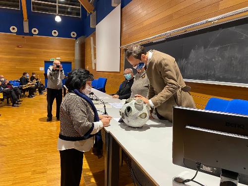 Il governatore del Friuli Venezia Giulia Massimiliano Fedriga riceve in omaggio un'opera d'arte durante la celebrazione per i 40 anni di fondazione dell’Università della terza età di Udine.