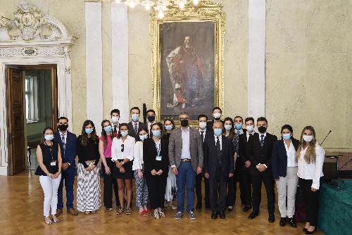 L'assessore regioale ai Corregionali Pierpaolo Roberti con i corsisti di "Origini" nel palazzo della Regione a Trieste.