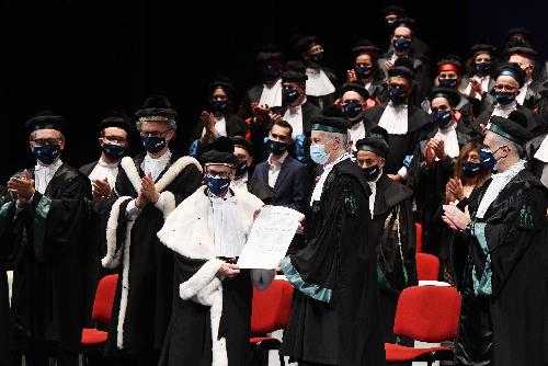 Il rettore Pinton consegna la laurea honoris causa a Franco Gabrielli