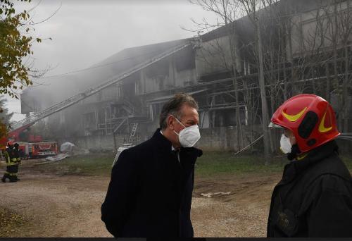 Il sopralluogo dell'assessore Scoccimarro all'ex stabilimento della Bertolini di Mossa gravemente danneggiato da un incendio