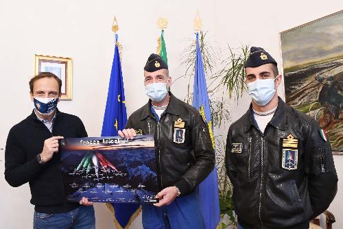 Il governatore del Friuli Venezia Giulia Massimiliano Fedriga (a sinistra) con il comandante uscente delle Frecce Tricolori, il tenente colonnello Gaetano Farina (al centro), e il tenente colonnello Stefano Vit (a destra), che subentrerà a breve al comando della Pan.
