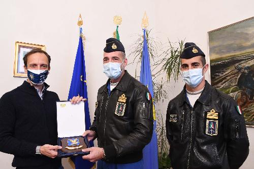 Il governatore del Friuli Venezia Giulia Massimiliano Fedriga (a sinistra) con il comandante uscente delle Frecce Tricolori, il tenente colonnello Gaetano Farina (al centro), e il tenente colonnello Stefano Vit (a destra), che subentrerà a breve al comando della Pan.
