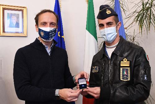 Il governatore del Friuli Venezia Giulia Massimiliano Fedriga (a sinistra) con il prossimo comandante  delle Frecce Tricolori, il tenente colonnello Stefano Vit.